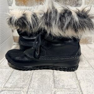 Sorel out and about lux boots black leather /fur 6.5